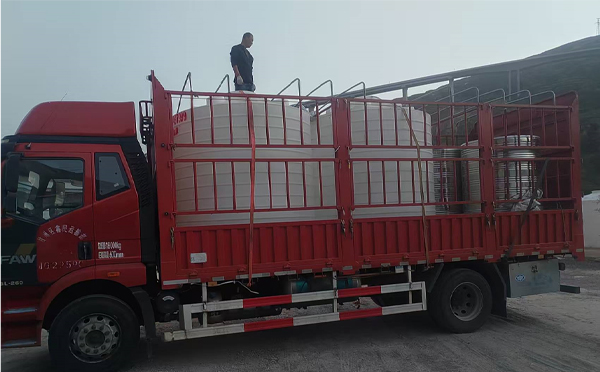 张家川立式运输桶安排发货现场